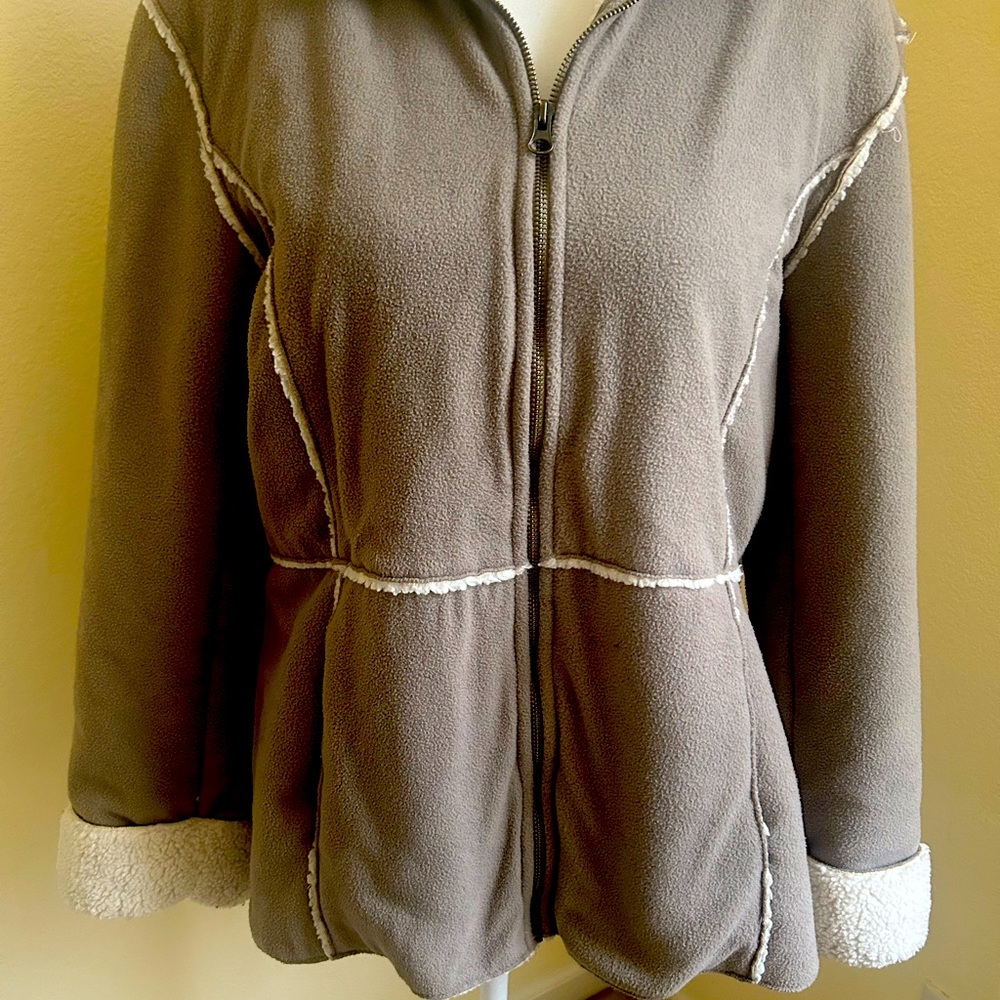 FU DA NEW YORK Women’s Winter Coat Sherpa lined with front zipper. Size Large